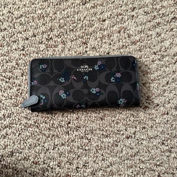 Wallet - Picture 1 of 4